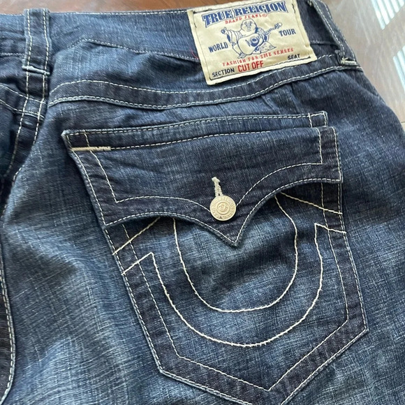 True Religion beautiful men’s shorts back packets with buttons. - Picture 12 of 16